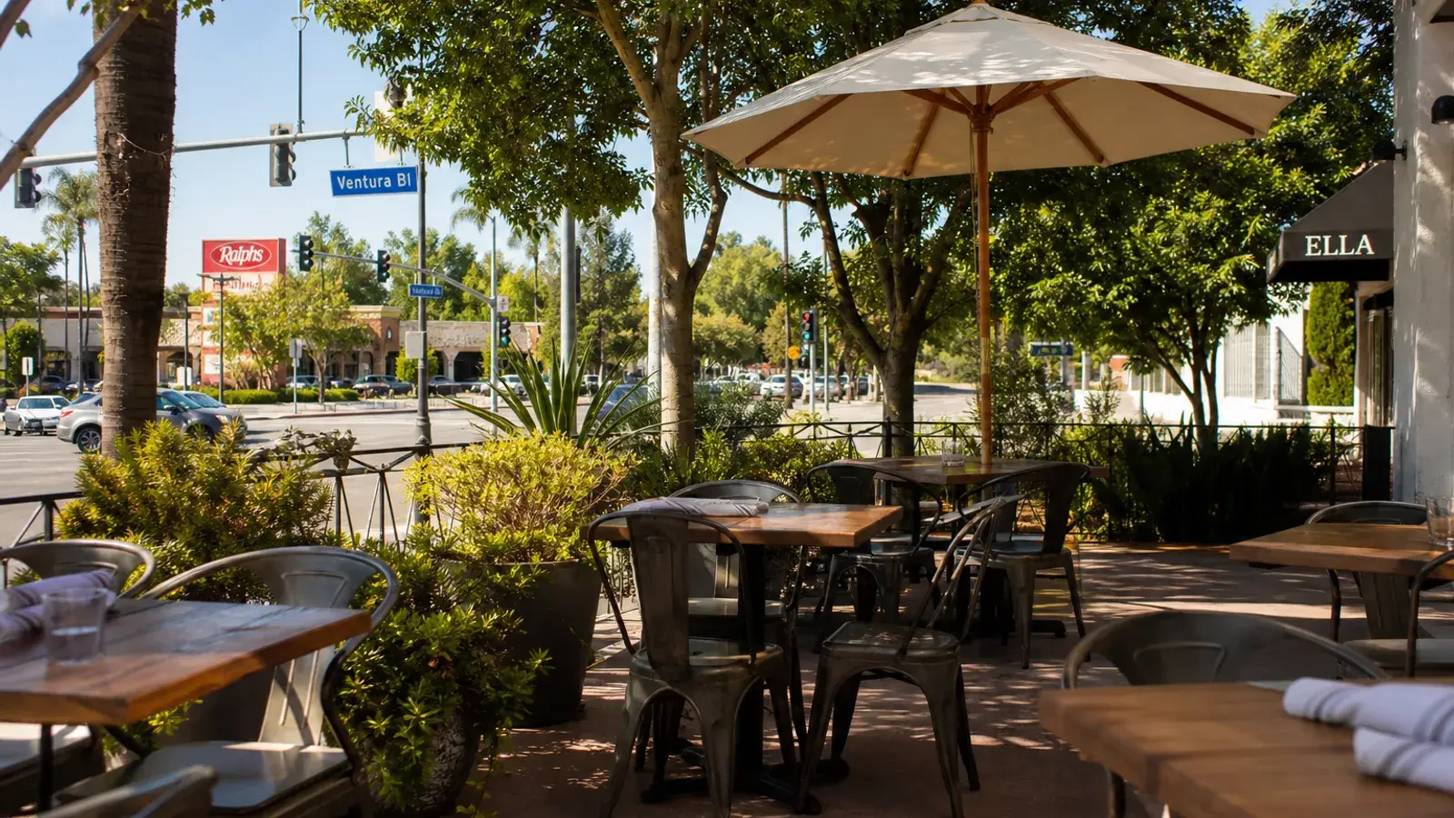 Encino outdoor cafe terrace along Ventura Boulevard — breast augmentation lifestyle Encino outdoor cafe terrace along Ventura Boulevard — breast augmentation lifestyle | SurgiSculpt®