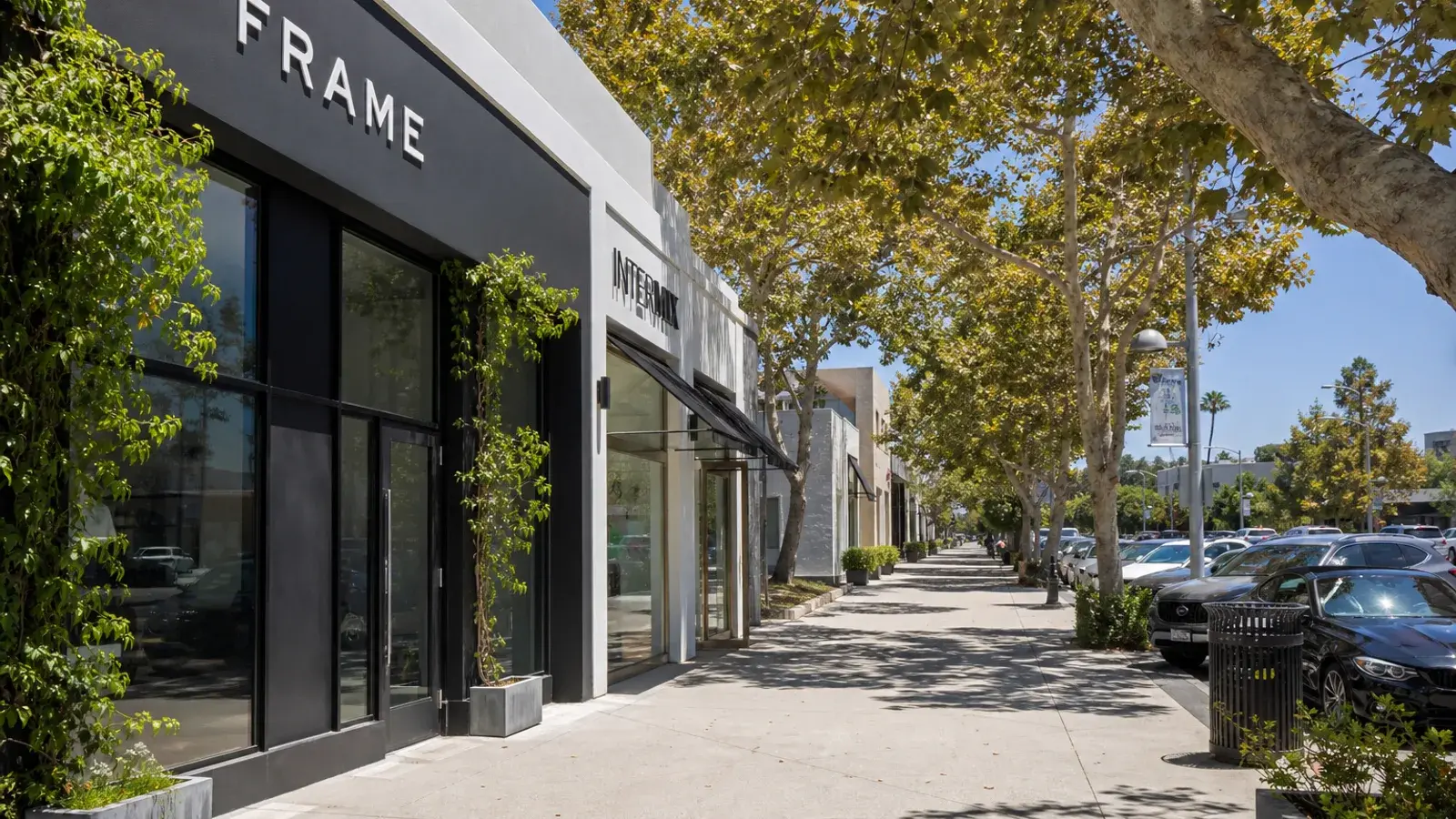 Leafy Encino shopping street outdoors midday — breast augmentation lifestyle Leafy Encino shopping street outdoors midday — breast augmentation lifestyle | SurgiSculpt®