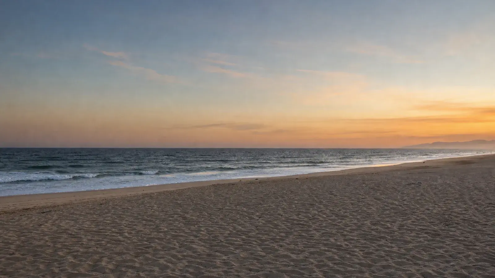Wide Huntington Beach sand and Pacific horizon under soft dusk — BBL coastal mood Wide Huntington Beach sand and Pacific horizon under soft dusk — BBL coastal mood | SurgiSculpt®