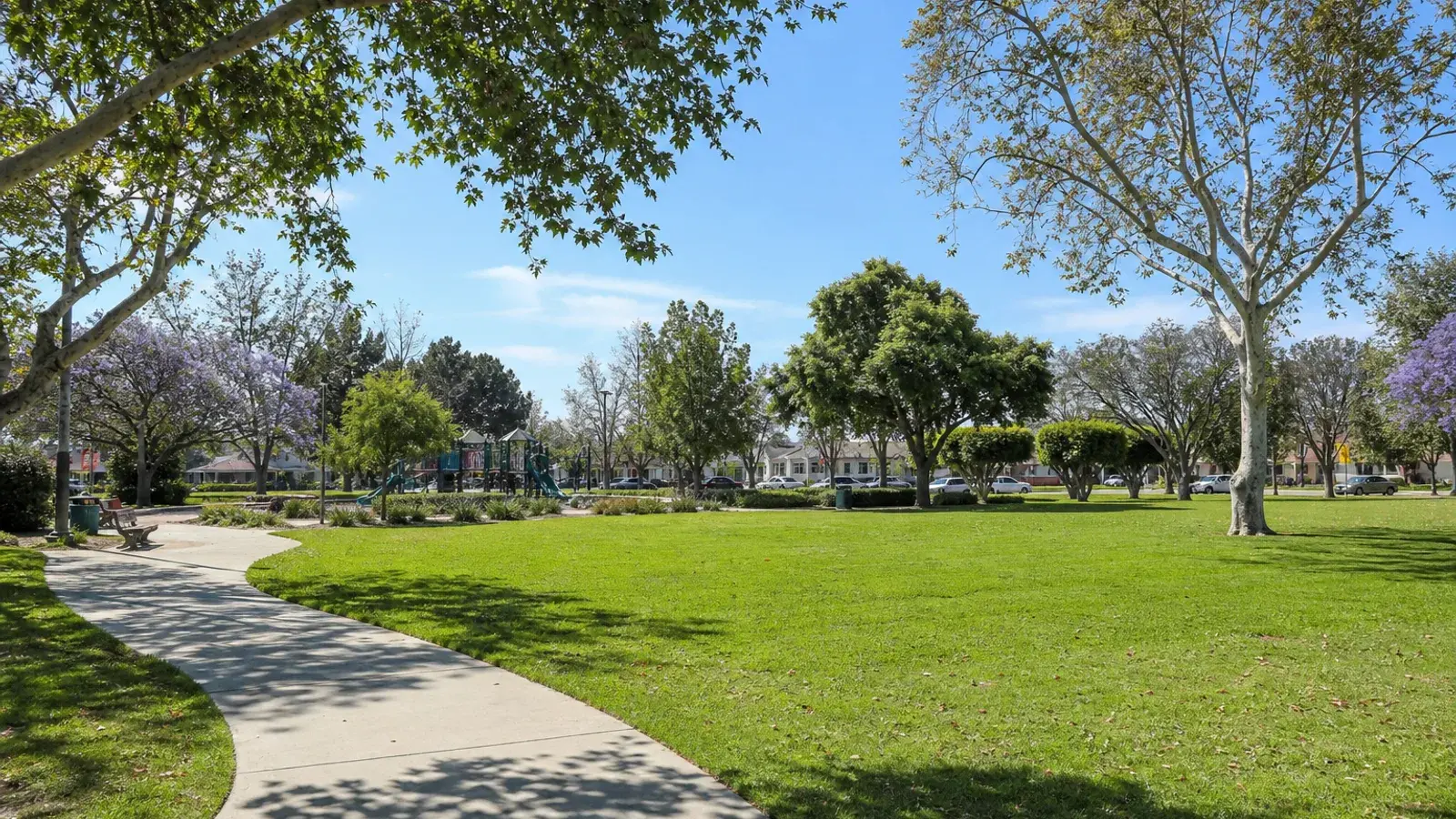 Sunny Santa Ana neighborhood park greens outdoors — mommy makeover context Sunny Santa Ana neighborhood park greens outdoors — mommy makeover context | SurgiSculpt®