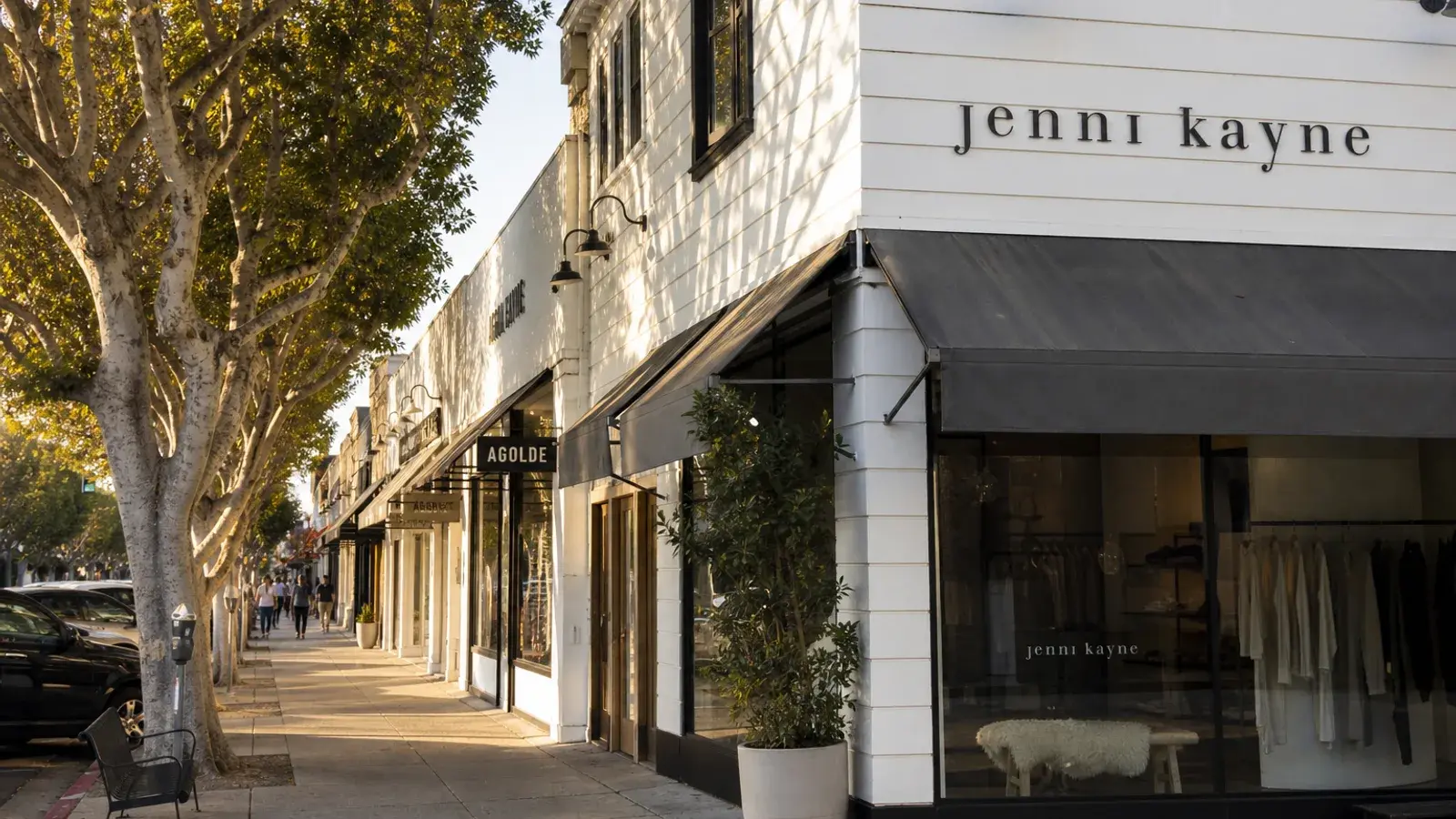 Montana Avenue Santa Monica boutiques — breast augmentation lifestyle Montana Avenue Santa Monica boutiques — breast augmentation lifestyle | SurgiSculpt®
