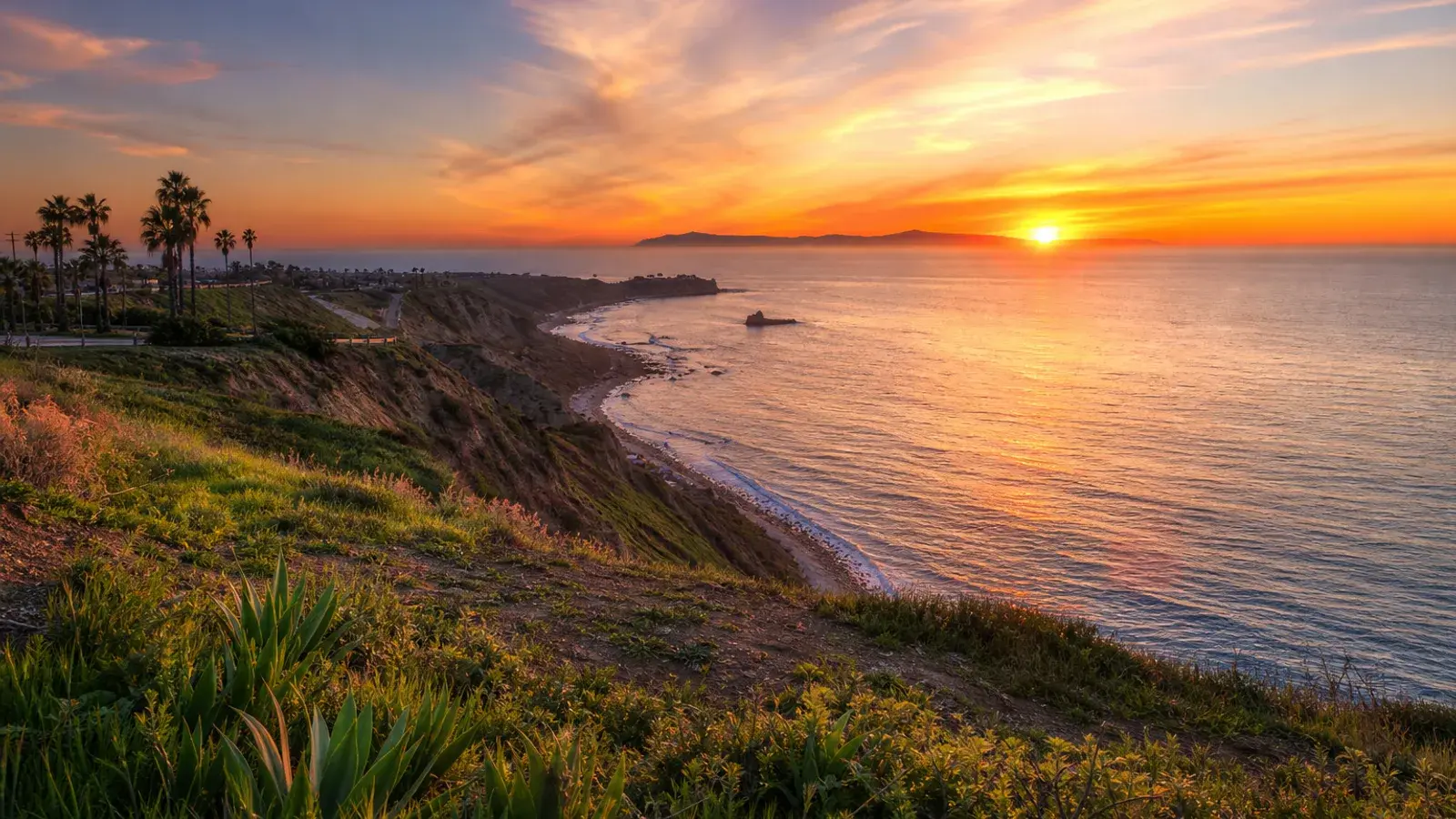 San Pedro coastal bluff overlook at sunset — Brazilian Butt Lift lifestyle San Pedro coastal bluff overlook at sunset — Brazilian Butt Lift lifestyle | SurgiSculpt®